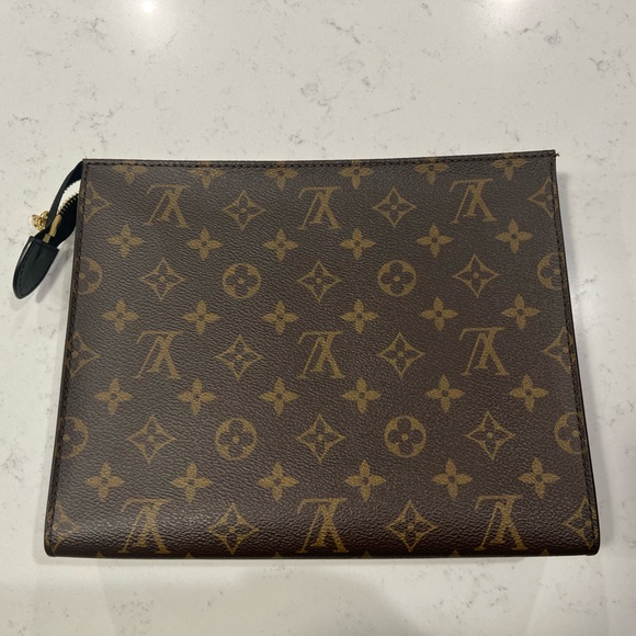 Authentic Louis Vuitton Toiletry 19 - Picture 2 of 14